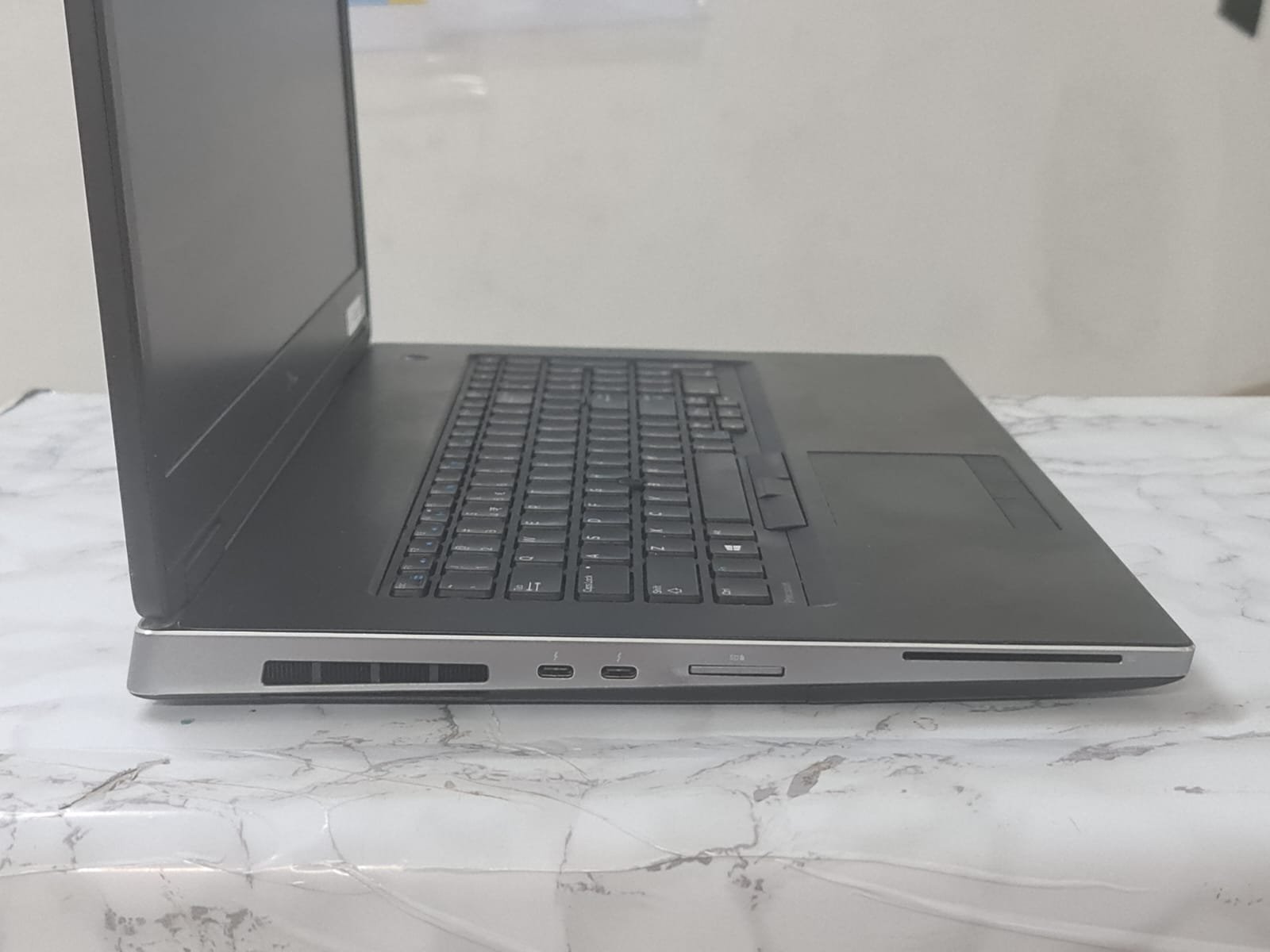 Dell precision 7730 i7 8th  ,16,512, vga 6gb